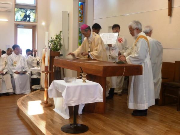 祭壇の塗油・岡田大司教