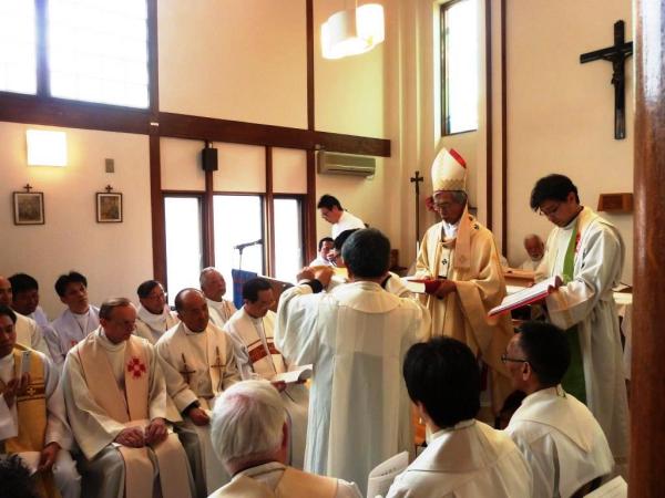 助祭のストラは、楠木神父さんから