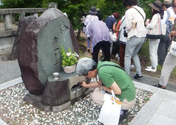 碑には、『命　カエシテ』と刻まれている