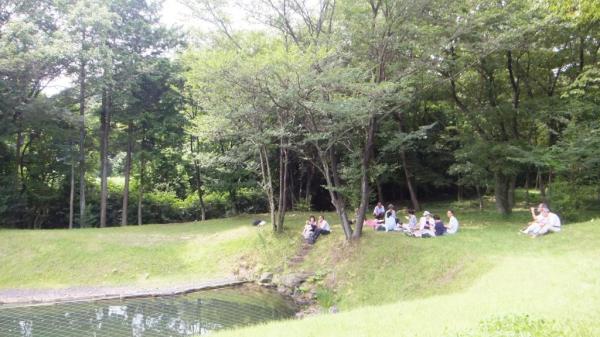 　庭での昼食の様子