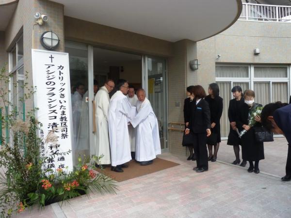 出棺　教区の司祭達で・・