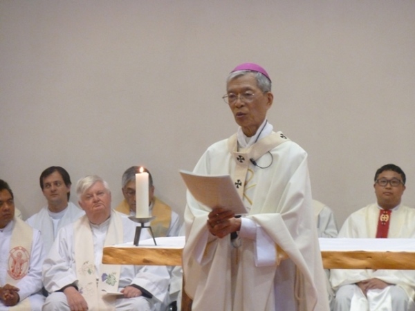 挨拶されるペトロ岡田武夫大司教