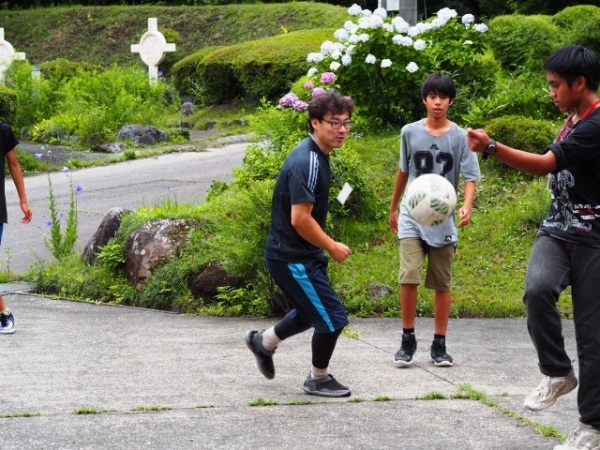 休み時間にサッカー