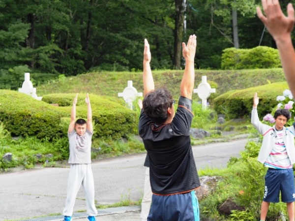 体操のお兄さん？と一緒に朝のラジオ体操