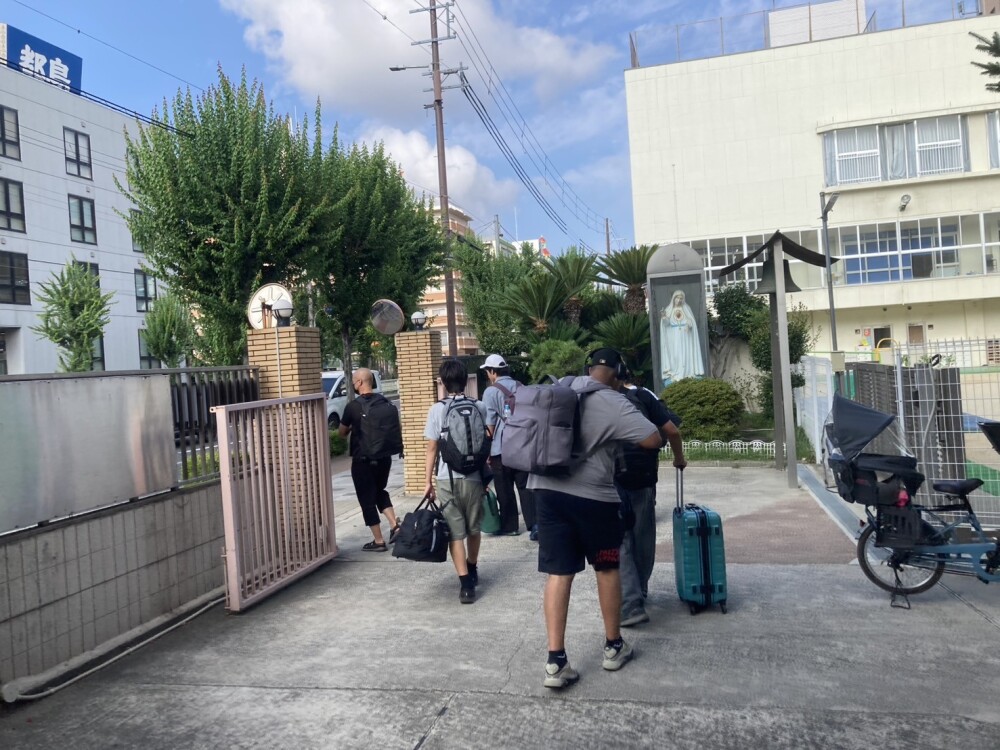 大阪・今市教会を広島に向け出発