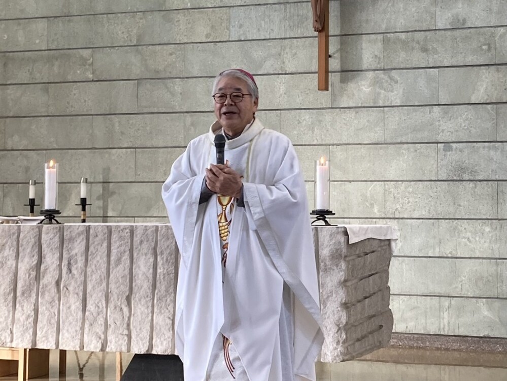 挨拶される谷司教様