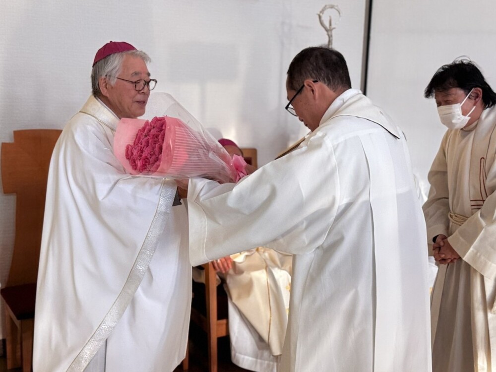 吉川神父様から花束が贈呈される