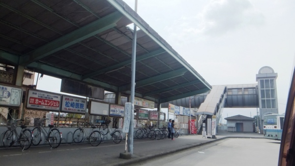 水海道駅前・代行バスが走っている