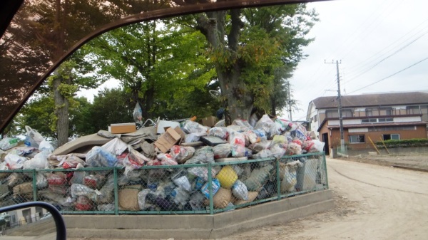 街の公園がごみ置き場に