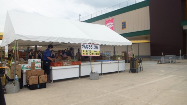 浸水し、屋上に客が避難したスーパー前では、生鮮食料品も販売