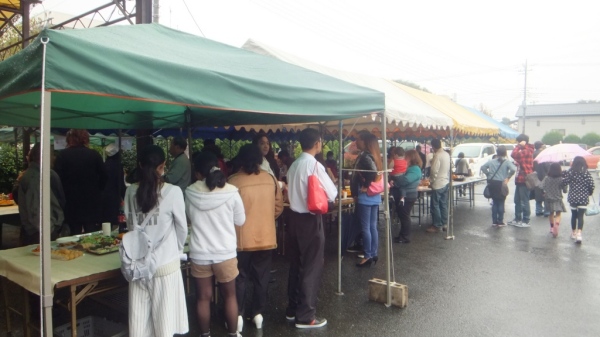 あいにくの雨でしたが、テントの中にはご馳走が♪