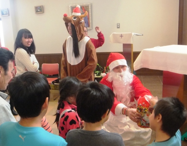 草加教会恒例のサンタさんからのプレゼント