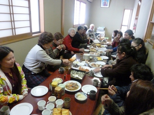 　　持ち寄りの昼食会