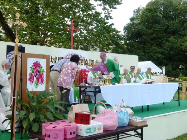 司教叙階25周年を祝って花束を受ける大司教